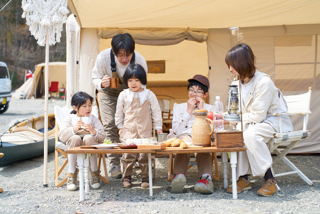 テントの前に家族の写真